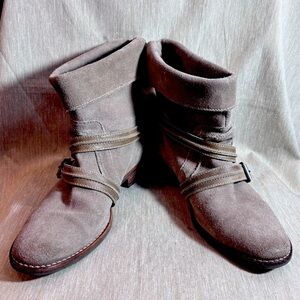 MATISSE Sz 9.5 Prospector Straps Buckles Slip On Suede Flat Heel Ankle Booties